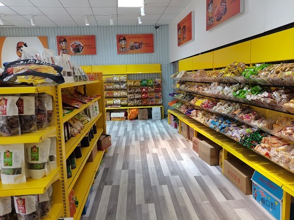 休閑零食店的零食商品進行分類擺放，好處多多！